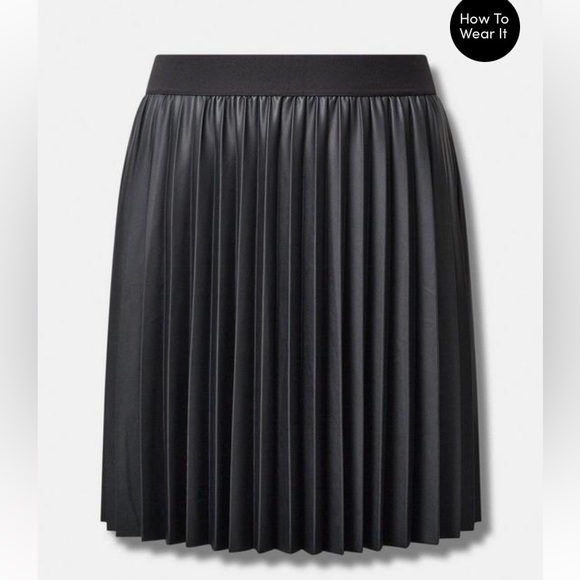 NWT torrid Women’s Skirt Black Pleated Knee Length Size 5 5XL Plus Size NIP - Picture 1 of 5